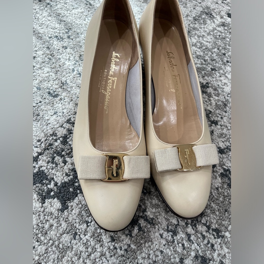 Ferragamo Vera size 9 - Picture 2 of 5